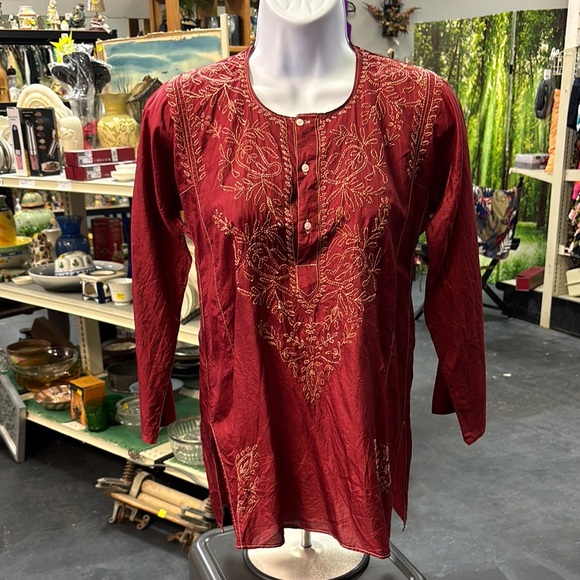Tops - Vintage 100% Natural Silk Red Embroidered Top